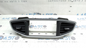 Ornamentul central al panoului frontal cu guri de aerisire pentru Hyundai Ioniq 17-19 este negru cu inserții cromate și bej, suportul este crăpat