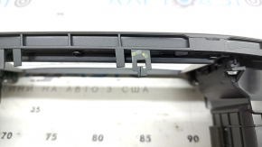 Ornamentul central al panoului frontal cu guri de aerisire pentru Hyundai Ioniq 17-19 este negru cu inserții cromate și bej, suportul este crăpat