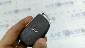 Ключ smart Hyundai Ioniq 17-19 4 кнопки, царапины, полез хром, потерта кнопка Hold
