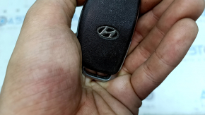 Ключ smart Hyundai Ioniq 17-19 4 кнопки, царапины, полез хром, потерта кнопка Hold