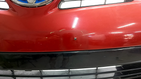 Ansamblu bara față pentru Toyota Prius 30 12-15, roșu, cu dopuri de cârlig de remorcare, grile, emblemă și cadru, zgârieturi, crăpături, găuri care nu provin din fabrică