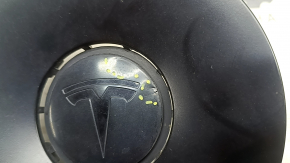 Capacul central de pe discul de inducție al unui Tesla Model Y 20-25 este zdrobit
