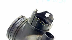Conducta de aer pentru admisia plug-in de la BMW X5 F15 16-18 are un suport defect