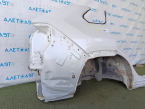 Aripa laterală dreapta spate a Toyota Rav4 19-20 este tăiată, albă și îndoită