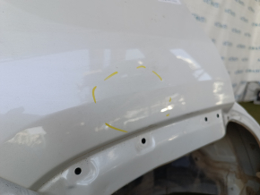 Aripa laterală dreapta spate a Toyota Rav4 19-20 este tăiată, albă și îndoită