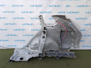 Aripa laterală dreapta spate a Toyota Rav4 19-20 este tăiată, albă și îndoită