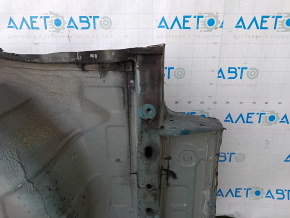 Portbagajul modelului VW Passat 20-22 este găurit