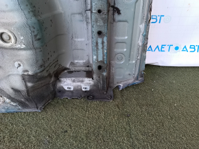 Portbagajul modelului VW Passat 20-22 este găurit