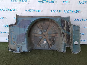 Portbagajul modelului VW Passat 20-22 este găurit