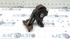 Suportul motorului din spate al modelului Toyota Prius 30 10-15 este ruginit, cu microfisuri