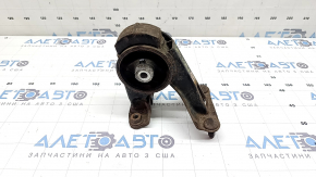 Suportul motorului din spate al modelului Toyota Prius 30 10-15 este ruginit, cu microfisuri