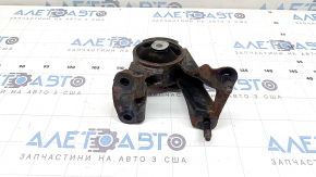 Suportul motorului din spate al modelului Toyota Prius 30 10-15 este ruginit, cu microfisuri