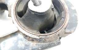 Suportul motorului din spate al modelului Toyota Prius 30 10-15 este ruginit, cu microfisuri