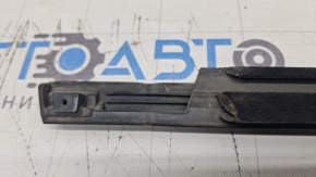 Bandă ușă-geam, centrală spate stânga, Chevrolet Bolt 17-21, negru mat, lipsește o parte din cauciucul de etanșare