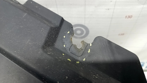 Căptușeală aripă stânga față, partea din față a unui Audi A6 C7 16-18, resturi, rupturi, fragment lipsă