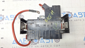 Lipsește capacul modulului de distribuție a bateriei la BMW 5 F10 11-16
