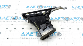 Deflectorul conductei de aer față pentru partea șoferului la Audi A6 C7 16-18 este negru, cu o garnitură cromată, elementele de fixare ale garniturii sunt rupte