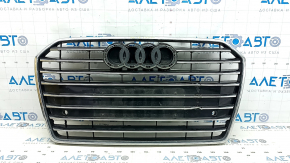 Решетка радиатора в сборе Audi A6 C7 16-18 рест, черный глянец+хром, под парктроники, без эмблем, треснута, примята