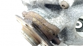 Arborele cu butucul stânga spate al modelului Audi A6 C7 12-18 AWD prezintă microfisuri și butuc ruginit