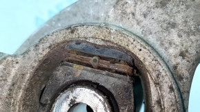 Arborele cu butucul stânga spate al modelului Audi A6 C7 12-18 AWD prezintă microfisuri și butuc ruginit