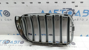 Решетка радиатора grill левая BMW X3 F25 15-17 ноздря, хром, скол
