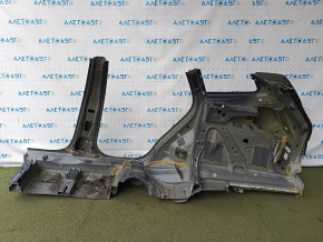 Замятая деталь задней правой четверти Volvo XC60, синий цвет, на фото видны дефекты.