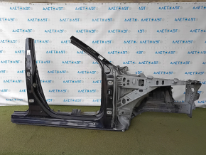 Sfert față dreapta al unui Mazda CX-90 24-26, tăiat cu stâlp central, negru, cu proeminențe