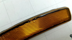 Reflectorul aripii din dreapta față a modelului Ford Mustang Mach-E 21-26 are crăpături în interior