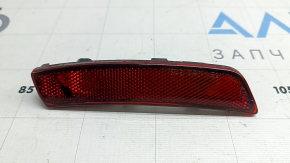 Zgârieturi luminoase pe ornamentul aripii spate dreapta a Ford Mustang Mach-E 21-26