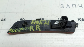Zgârieturi luminoase pe ornamentul aripii spate dreapta a Ford Mustang Mach-E 21-26