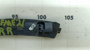 Zgârieturi luminoase pe ornamentul aripii spate dreapta a Ford Mustang Mach-E 21-26