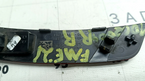 Zgârieturi luminoase pe ornamentul aripii spate dreapta a Ford Mustang Mach-E 21-26