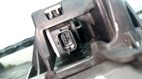 Grila inferioară a barei de protecție față a unui Ford Mustang Mach-E 21-26 cu jaluzele și motor, elemente de fixare rupte