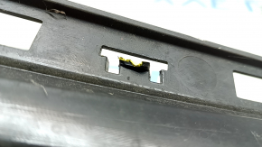 Grila inferioară a barei de protecție față a unui Ford Mustang Mach-E 21-26 cu jaluzele și motor, elemente de fixare rupte
