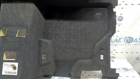 Podeaua din spate a unui BMW X3 F25 11-17 este neagră și necesită curățare. Spuma de cauciuc este ruptă și lipsesc 2 elemente de fixare ale covorașului