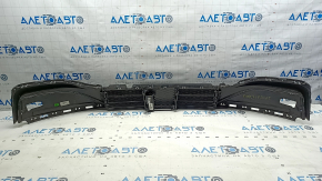 Grila inferioară a barei de protecție față a unui Ford Mustang Mach-E 21-26 cu jaluzele și motor, elemente de fixare rupte