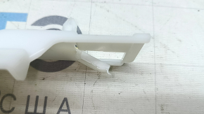 Ruperea fixării ornamentului stâlpului față al Ford Mustang Mach-E 21-26 din dreapta sus