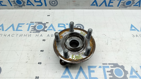 Butucul spate dreapta al unui Ford Mustang Mach-E 21-26 este zdrobit