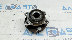 Butucul spate dreapta al unui Ford Mustang Mach-E 21-26 este zdrobit
