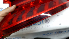 Zgârieturi la stopul aripii exterioare dreapta de pe Audi Q8 19-26
