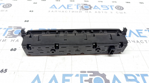 Cromul de pe blocul butoanelor de pe panoul frontal al modelului Audi Q8 19-25 s-a decojit