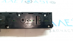 Cromul de pe blocul butoanelor de pe panoul frontal al modelului Audi Q8 19-25 s-a decojit