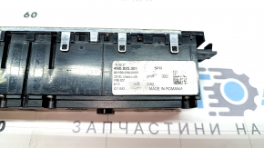 Cromul de pe blocul butoanelor de pe panoul frontal al modelului Audi Q8 19-25 s-a decojit
