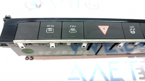Cromul de pe blocul butoanelor de pe panoul frontal al modelului Audi Q8 19-25 s-a decojit