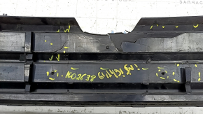 Grila radiatorului modelului Honda Insight 19-22 este goală, neagră lucioasă, crăpată, găuri care nu provin din fabrică, elemente de fixare rupte, fragmente de elemente de fixare lipsă
