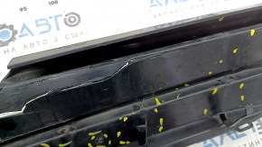 Grila radiatorului modelului Honda Insight 19-22 este goală, neagră lucioasă, crăpată, găuri care nu provin din fabrică, elemente de fixare rupte, fragmente de elemente de fixare lipsă