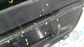 Grila radiatorului modelului Honda Insight 19-22 este goală, neagră lucioasă, crăpată, găuri care nu provin din fabrică, elemente de fixare rupte, fragmente de elemente de fixare lipsă