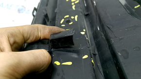 Grila radiatorului modelului Honda Insight 19-22 este goală, neagră lucioasă, crăpată, găuri care nu provin din fabrică, elemente de fixare rupte, fragmente de elemente de fixare lipsă