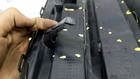 Grila radiatorului modelului Honda Insight 19-22 este goală, neagră lucioasă, crăpată, găuri care nu provin din fabrică, elemente de fixare rupte, fragmente de elemente de fixare lipsă