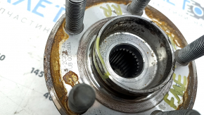 Butucul spate dreapta al unui Ford Mustang Mach-E 21-26 este zdrobit
